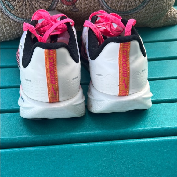 Brooks Women's  sz 12 hyperion max Shoes with Pink Laces and Black Accents - Picture 2 of 3